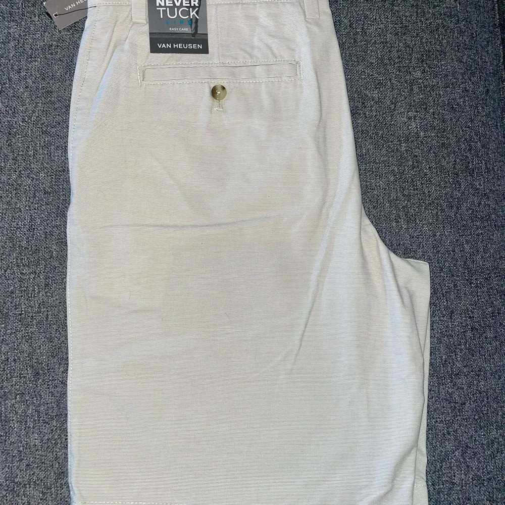 Men’s Van Heusen Never Tuck Flat Front Straight Fit Chino Cream Shorts 36 NWT - Picture 4 of 5